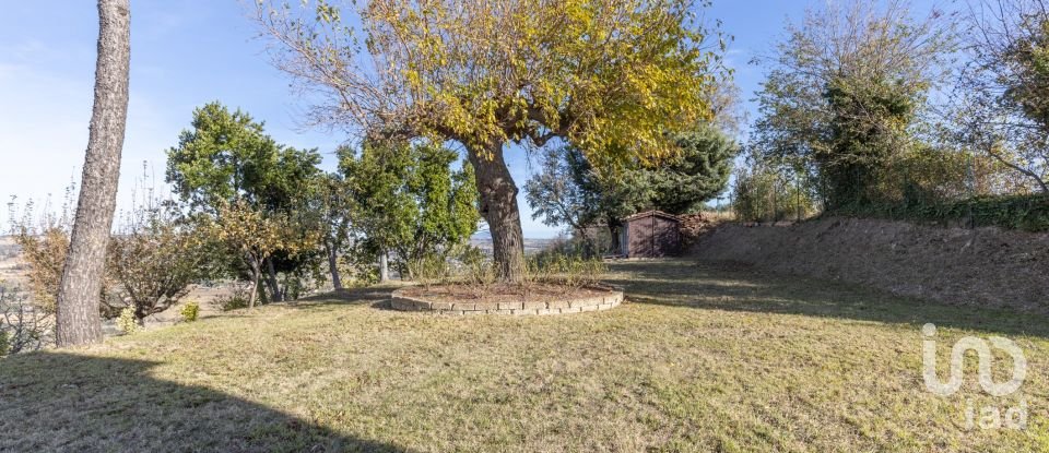 Casale 7 locali di 255 m² in Macerata (62100)