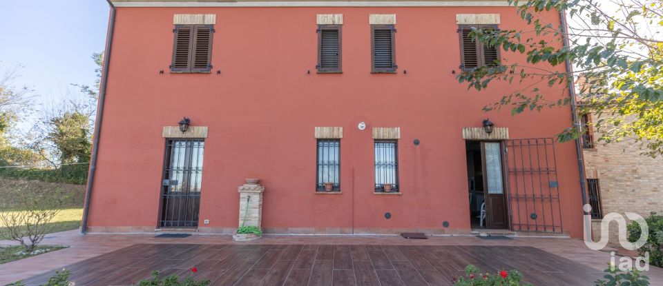 Casale 7 locali di 255 m² in Macerata (62100)