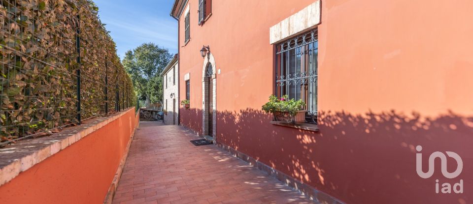 Casale 7 locali di 255 m² in Macerata (62100)