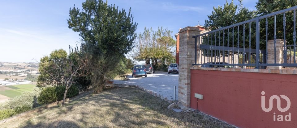 Casale 7 locali di 255 m² in Macerata (62100)