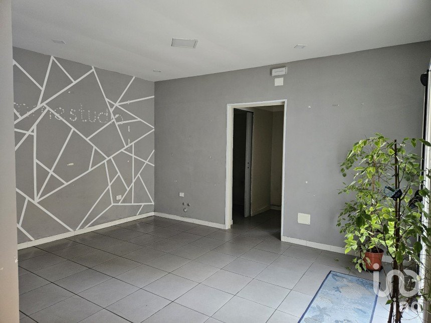 Negozio / locale commerciale di 67 m² in San Mango d'Aquino (88040)