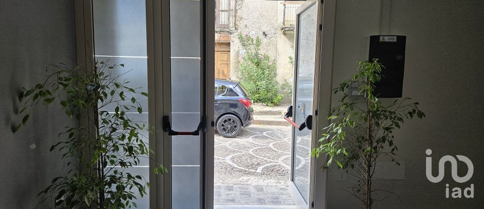 Negozio / locale commerciale di 67 m² in San Mango d'Aquino (88040)