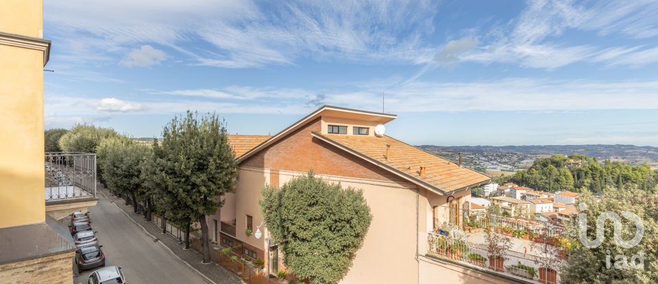 Casa indipendente 11 locali di 140 m² in Osimo (60027)