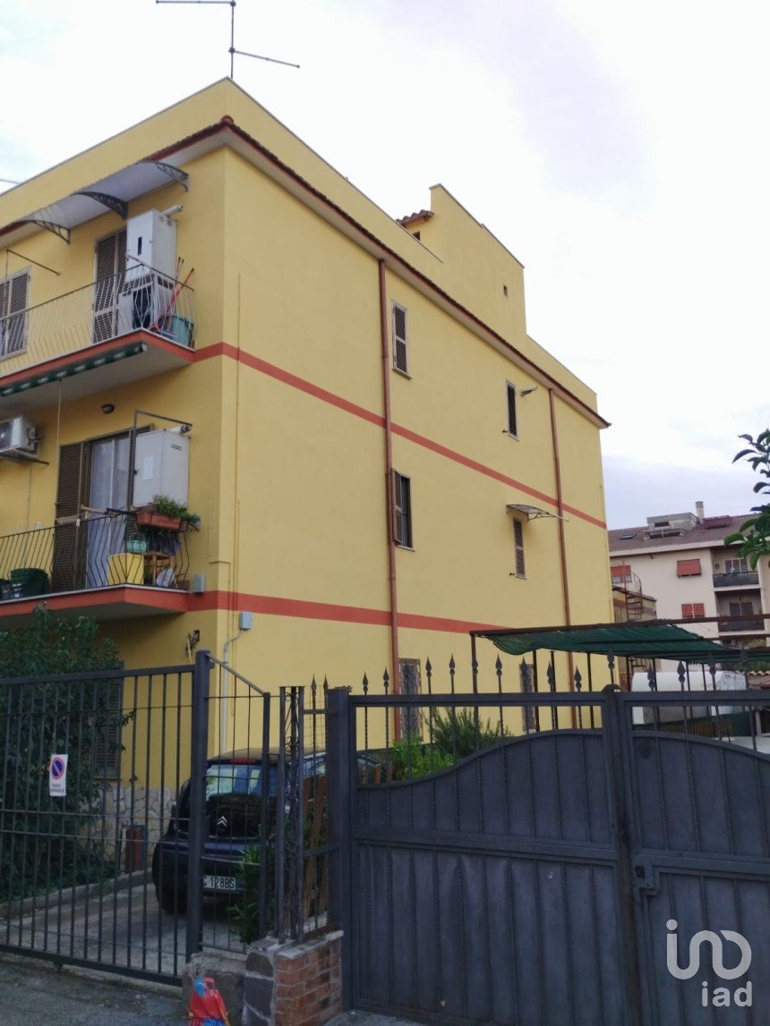 Two-room apartment of 40 m² in Roma (00133)