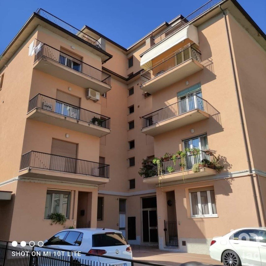 Block of flats 3 rooms of 77 m² in Rosora (60030)