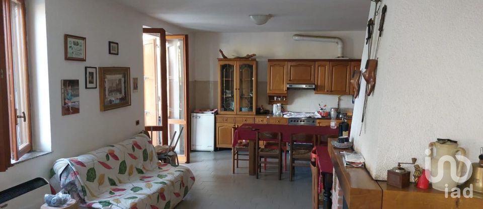Town house 9 rooms of 130 m² in Gropparello (29025)