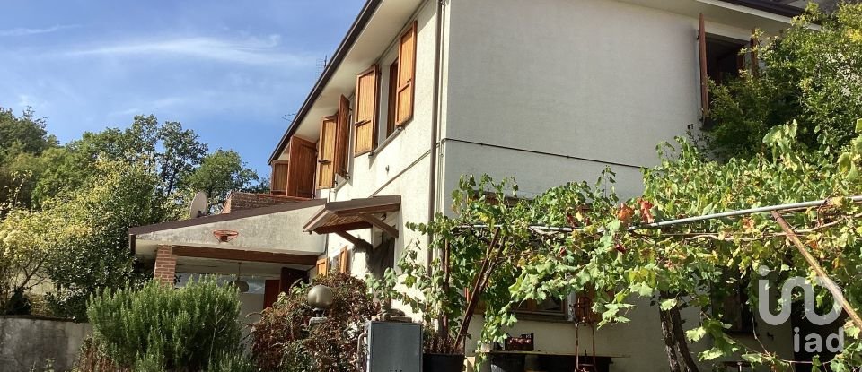 Casa indipendente 9 locali di 130 m² in Gropparello (29025)
