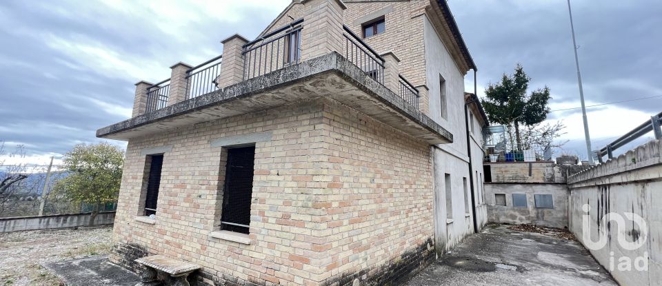Casa indipendente 10 locali di 200 m² in Falerone (63837)
