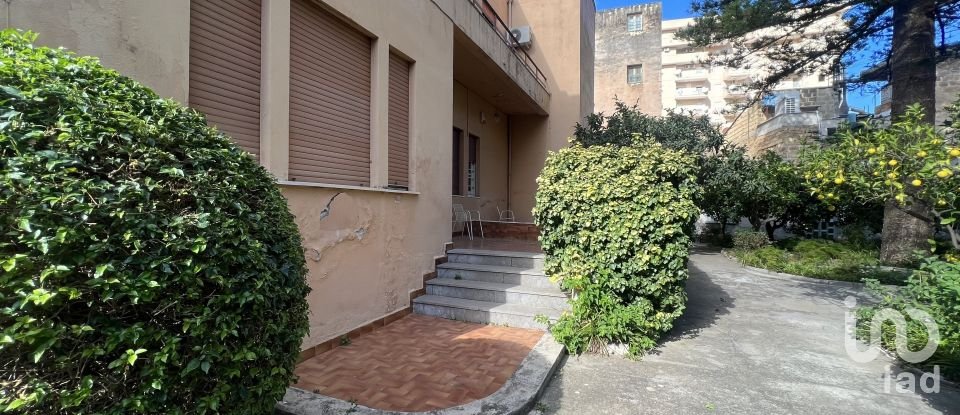 Villa 12 locali di 307 m² in Palermo (90131)