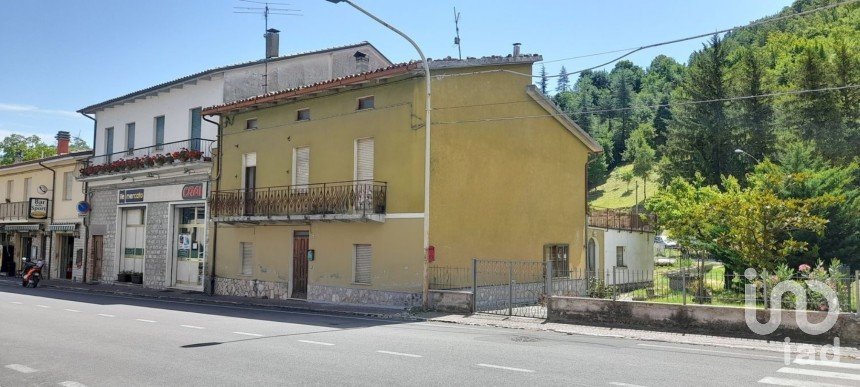 Villa Bifamiliare 8 locali di 240 m² in Frontone (61040)