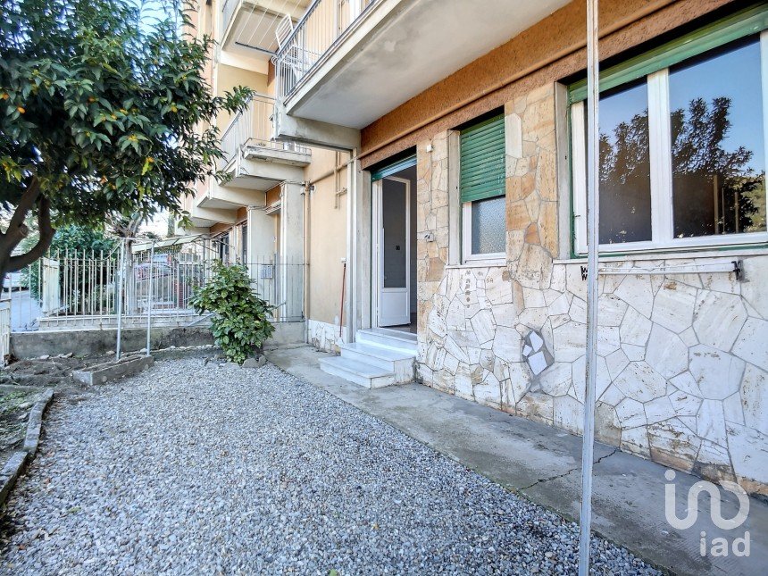 Two-room apartment of 52 m² in Genova (16141)