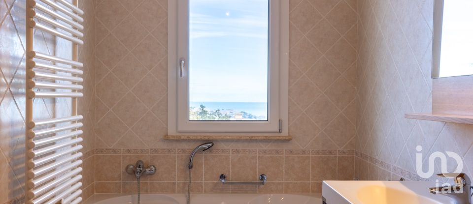 Casale 7 locali di 200 m² in Acquaviva Picena (63075)