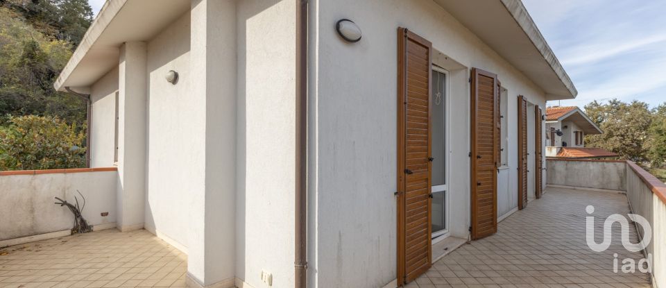 Casale 7 locali di 200 m² in Acquaviva Picena (63075)