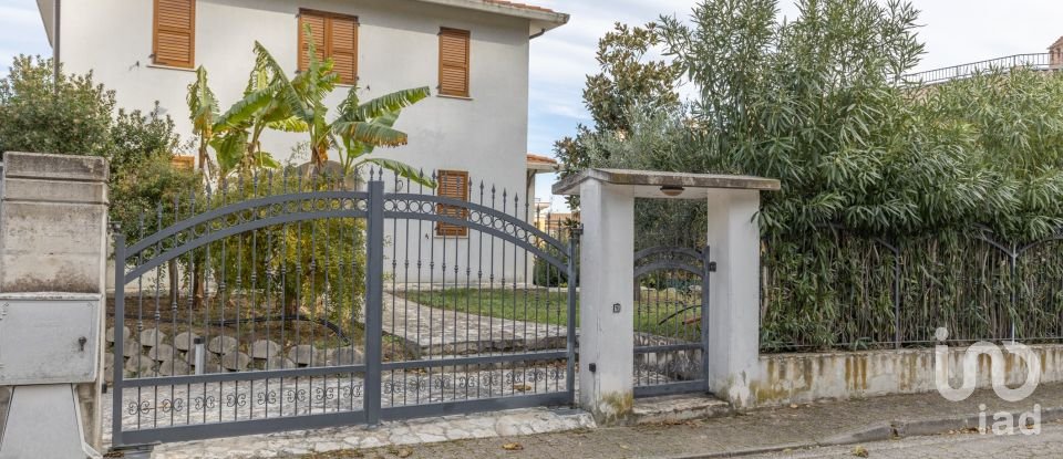 Casale 7 locali di 200 m² in Acquaviva Picena (63075)