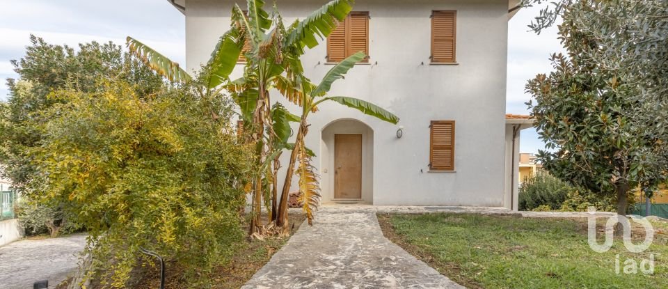 Casale 7 locali di 200 m² in Acquaviva Picena (63075)