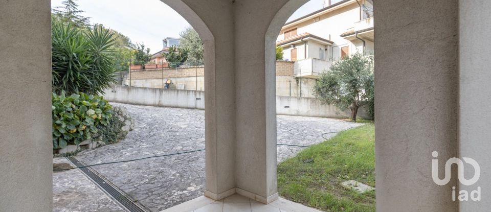 Casale 7 locali di 200 m² in Acquaviva Picena (63075)