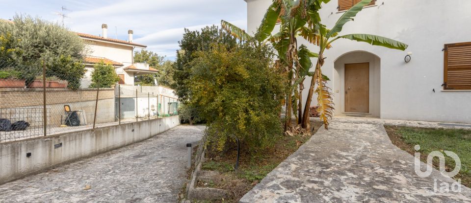 Casale 7 locali di 200 m² in Acquaviva Picena (63075)