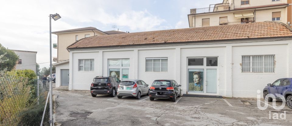 Shop / premises commercial of 198 m² in Osimo (60027)