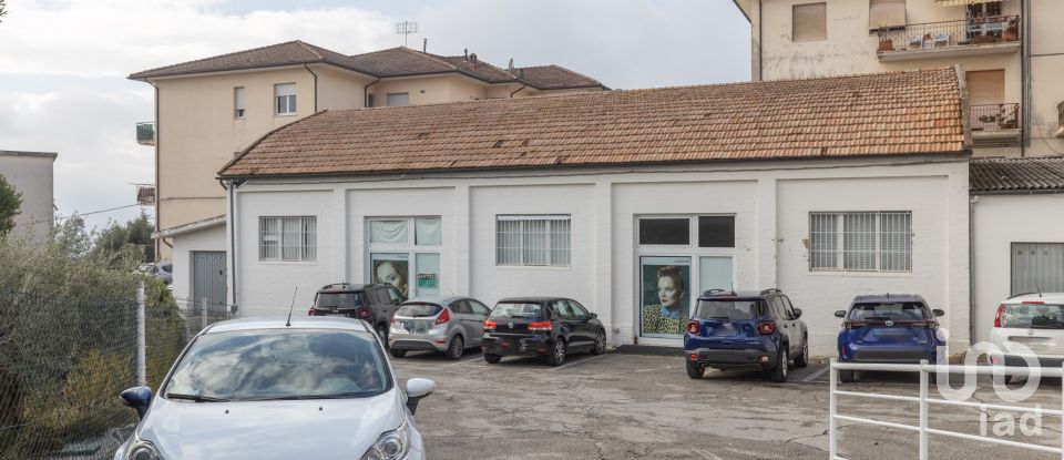 Negozio / locale commerciale di 198 m² in Osimo (60027)