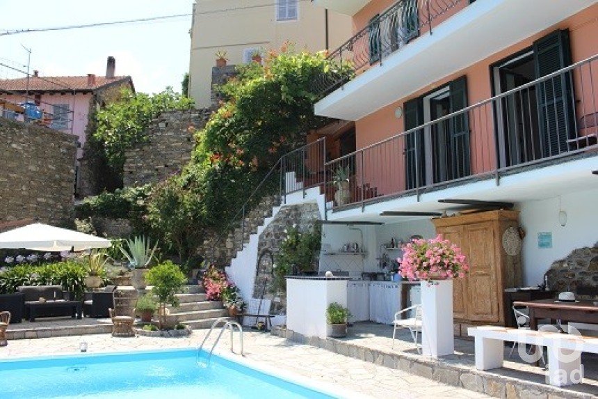 Villa Bifamiliare 10 locali di 210 m² in Testico (17020)