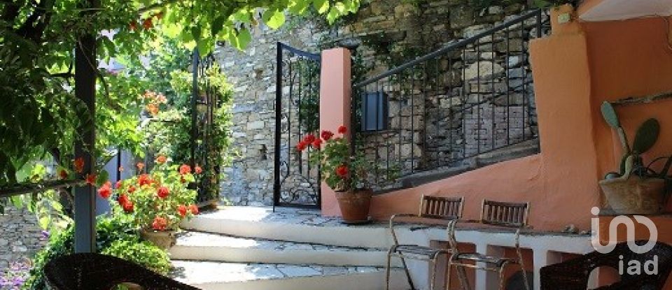 Villa Bifamiliare 10 locali di 210 m² in Testico (17020)