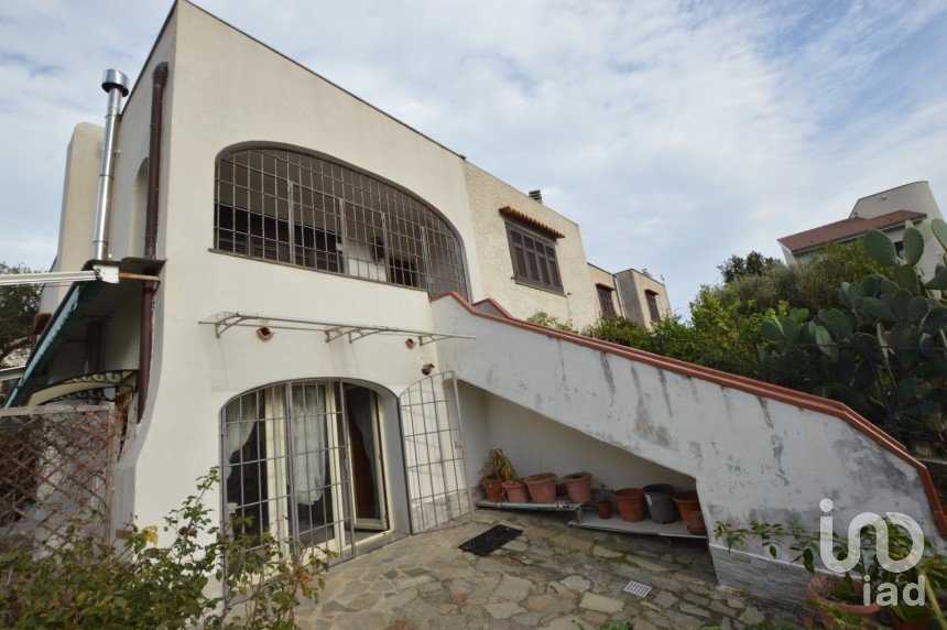Casa indipendente / Villa 8 locali di 150 m² in Toirano (17055)