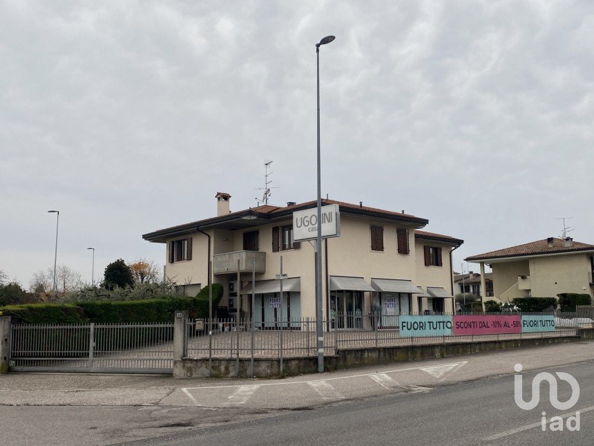 Negozio / locale commerciale di 210 m² in San Pietro in Cariano (37029)