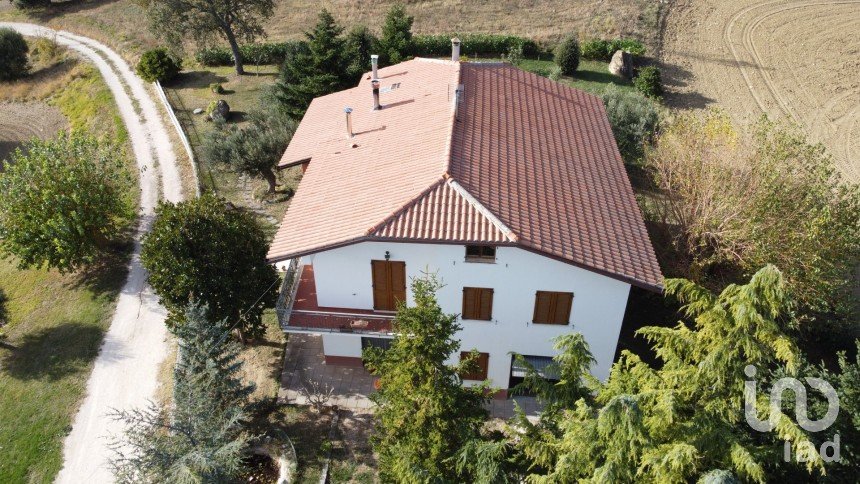 Rustico 6 locali di 200 m² in Treia (62010)