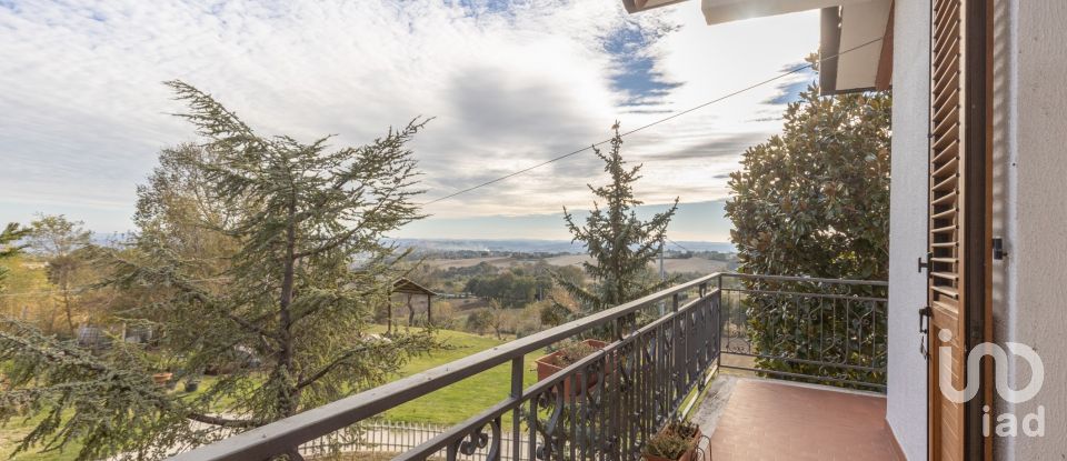 Rustico 6 locali di 200 m² in Treia (62010)