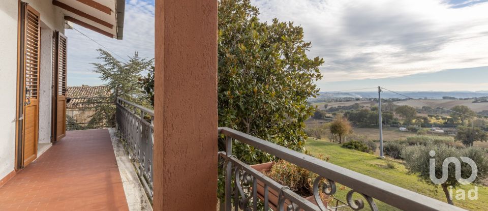 Rustico 6 locali di 200 m² in Treia (62010)