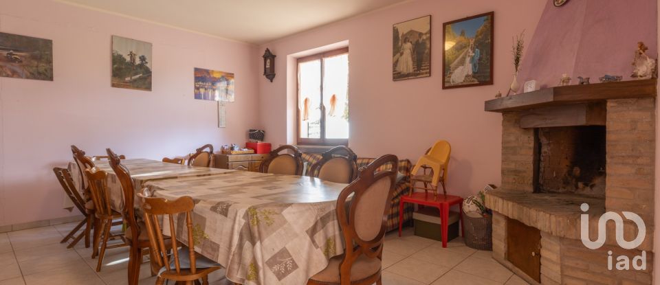 Rustico 6 locali di 200 m² in Treia (62010)
