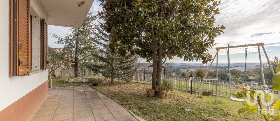 Rustico 6 locali di 200 m² in Treia (62010)