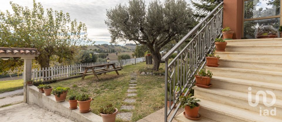 Rustico 6 locali di 200 m² in Treia (62010)