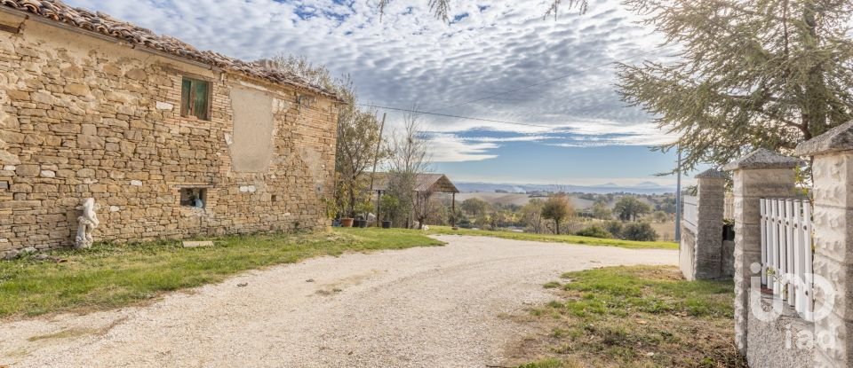 Rustico 6 locali di 200 m² in Treia (62010)