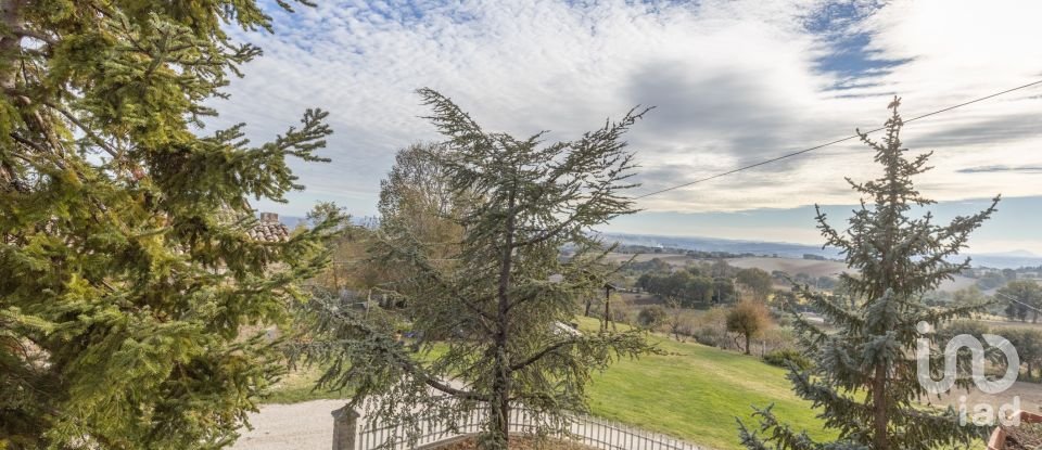 Rustico 6 locali di 200 m² in Treia (62010)