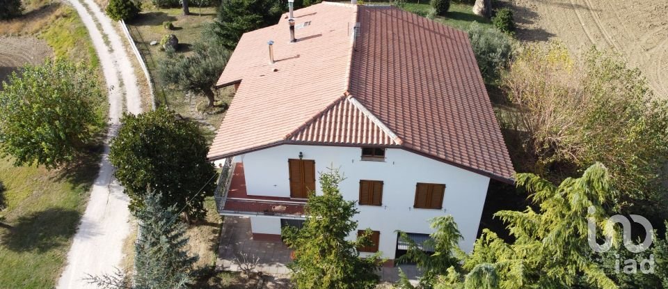 Rustico 6 locali di 200 m² in Treia (62010)