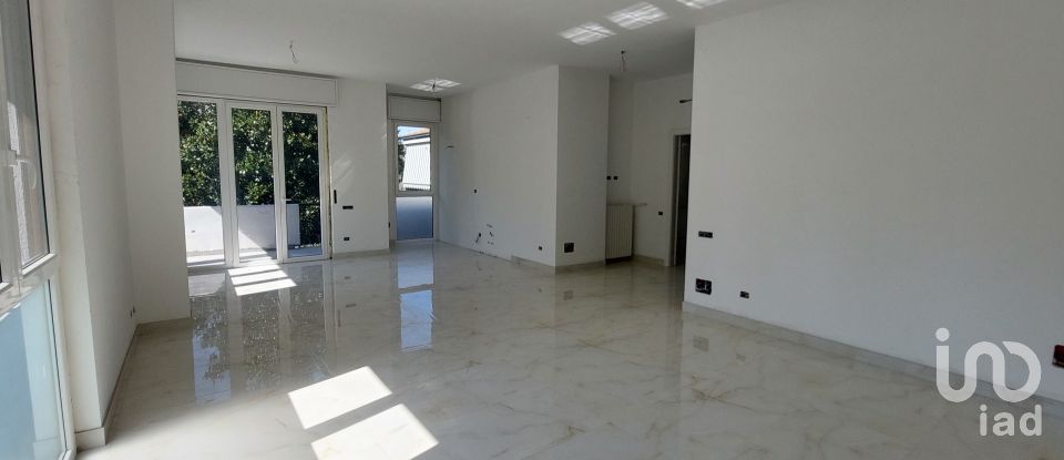 Appartamento 5 locali di 200 m² a Biassono (20853)