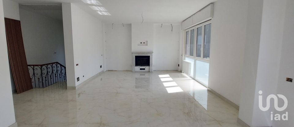 Apartment 5 rooms of 200 m² in Biassono (20853)