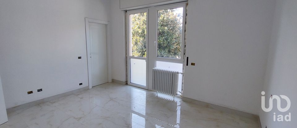 Apartment 5 rooms of 200 m² in Biassono (20853)