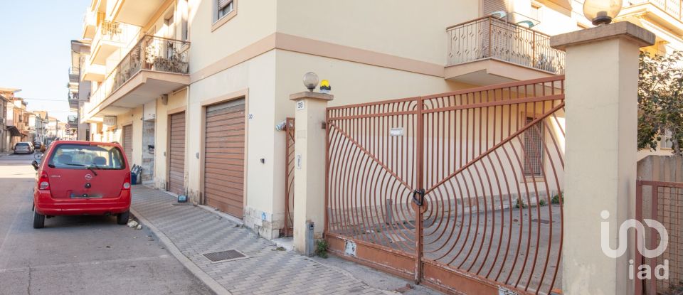 Shop / premises commercial of 254 m² in Pescara (65128)