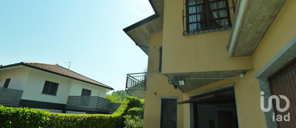 Villa Bifamiliare 20 locali di 900 m² in Vertova (24029)