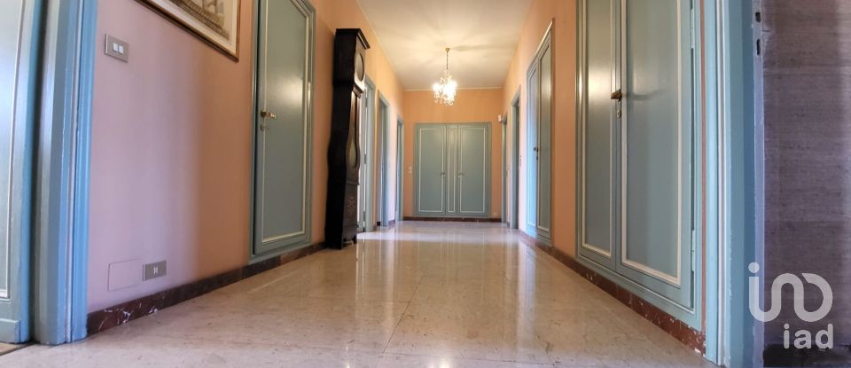 Hotel 8 rooms of 249 m² in Torino (10128)