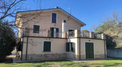 Town house 16 rooms of 382 m² in Teramo (64100)