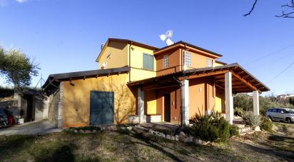 Rifugio 9 locali di 215 m² in Castellalto (64020)