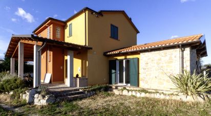Casa 9 locali di 215 m² in Castellalto (64020)