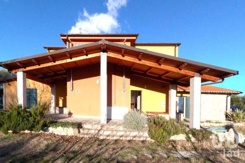 Lodge 9 rooms of 215 m² in Castellalto (64020)