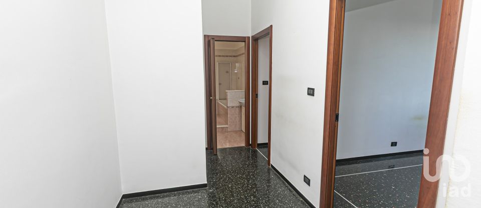 Three-room apartment of 96 m² in Genova (16149)