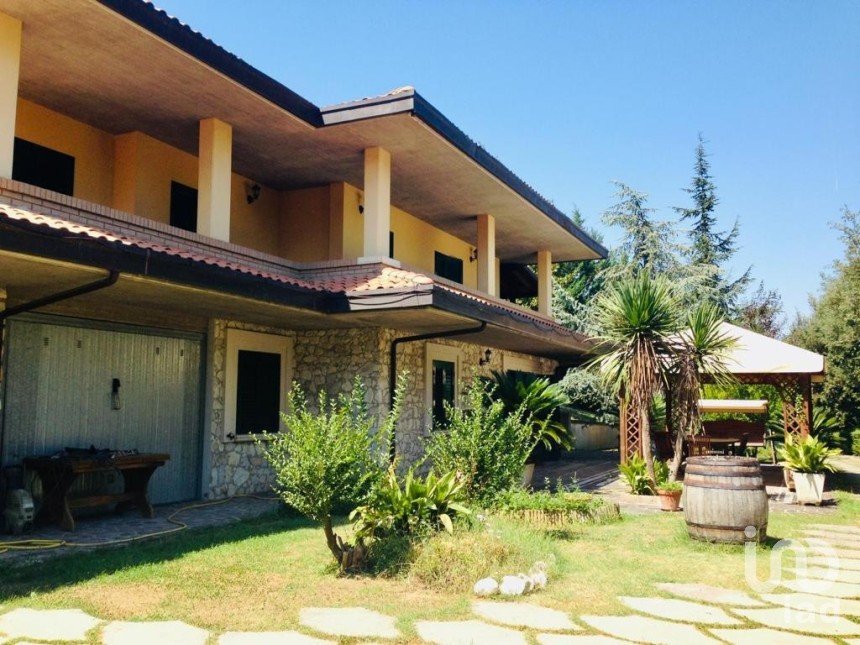 Casa 14 locali di 207 m² in Canzano (64020)