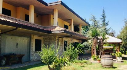 Casa indipendente / Villa 14 locali di 207 m² in Canzano (64020)
