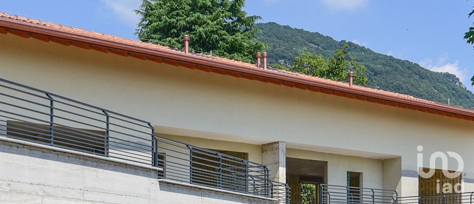 Villa Bifamiliare 4 locali di 256 m² in Erba (22036)